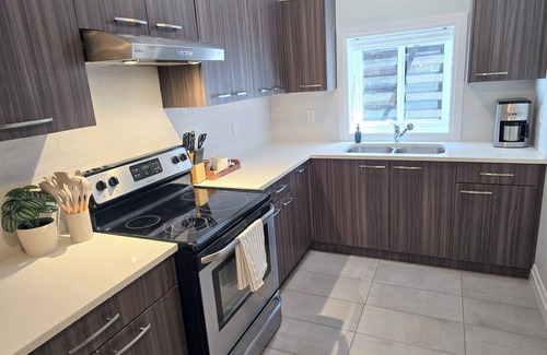 Upper Lonsdale Casa | Cozy Coastal Haven l North Van w/parking & laundry