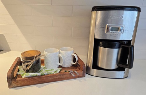 Upper Lonsdale Casa | Cozy Coastal Haven l North Van w/parking & laundry