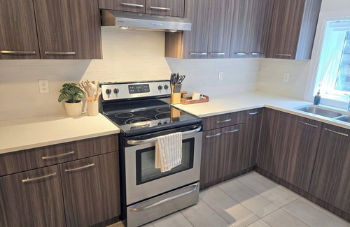 Upper Lonsdale Casa | Cozy Coastal Haven l North Van w/parking & laundry