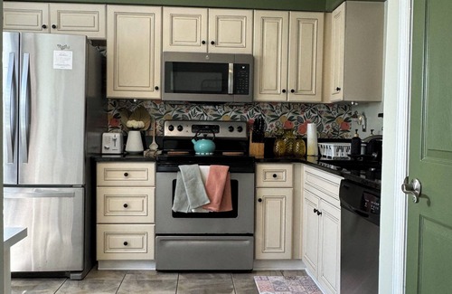 Norfolk - Virginia Beach Casa | Cozy Coastal VB Townhome 15 mins from Oceanfront with 8-ft Fence and Beach Gear!