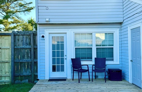 Norfolk - Virginia Beach Casa | Cozy Coastal VB Townhome 15 mins from Oceanfront with 8-ft Fence and Beach Gear!
