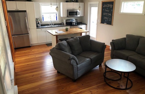 Shawnigan Lake Cabaña | Cozy Cobble Hill cottage-one bedroom detached private suite.