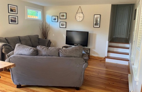 Shawnigan Lake Cabaña | Cozy Cobble Hill cottage-one bedroom detached private suite.