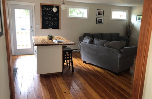 Shawnigan Lake Cabaña | Cozy Cobble Hill cottage-one bedroom detached private suite.