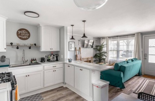 Milwaukee Casa | Cozy, Colorful 2 Bedroom Bungalow
