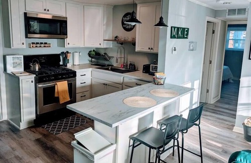Milwaukee Casa | Cozy, Colorful 2 Bedroom Bungalow