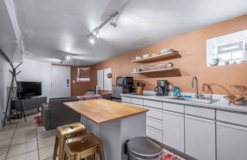 Logan Square Apartamento | Cozy & Colorful garden unit in Logan Square