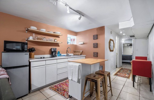 Logan Square Apartamento | Cozy & Colorful garden unit in Logan Square