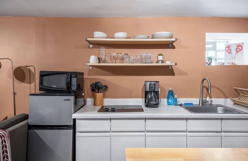 Logan Square Apartamento | Cozy & Colorful garden unit in Logan Square