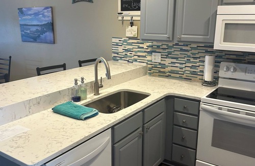 Camdenton Condominio | Cozy, comfortable 2-bedroom condo with panoramic views and perfect location.