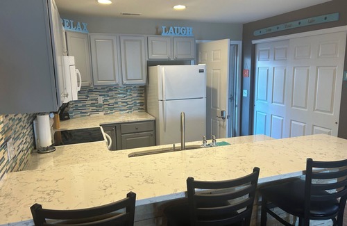 Camdenton Condominio | Cozy, comfortable 2-bedroom condo with panoramic views and perfect location.