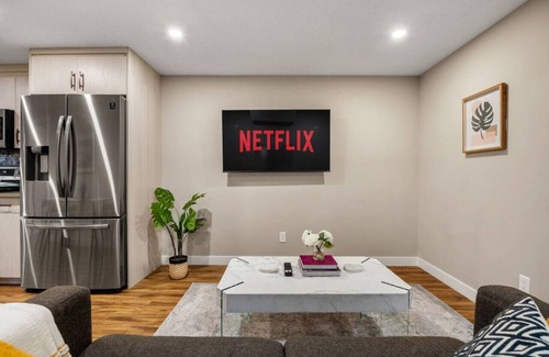Calgary Apartamento | Cozy & Comfortable 2 Bedroom Suite, Mins to Airport, NW Calgary.