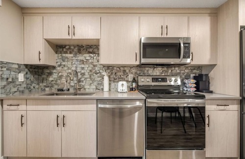 Calgary Apartamento | Cozy & Comfortable 2 Bedroom Suite, Mins to Airport, NW Calgary.
