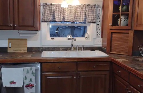 Akron Cabaña | Cozy, comfortable and close to Cleveland-Canton-Skiing & Cuyahoga Natl. Park