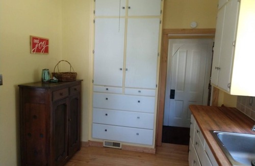 Amery Casa | Cozy, comfortable bungalow for your visit to Amery.