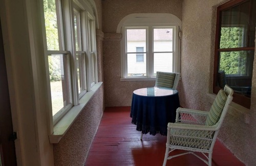 Amery Casa | Cozy, comfortable bungalow for your visit to Amery.