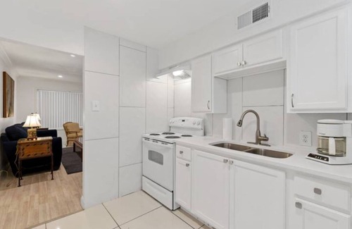 Oak Lawn Apartamento | Cozy Comfortable Classic Oaklawn Apartment
