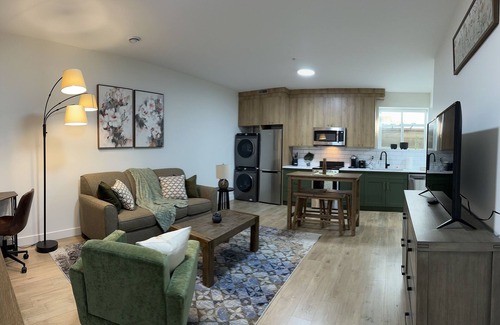 Mission Casa | Cozy, Comfortable & Classy! Boutique styled place for short term rentals.