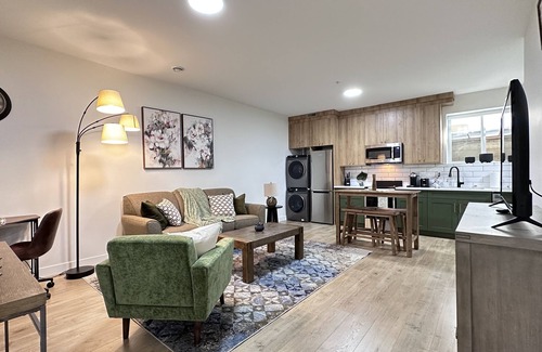 Mission Casa | Cozy, Comfortable & Classy! Boutique styled place for short term rentals.