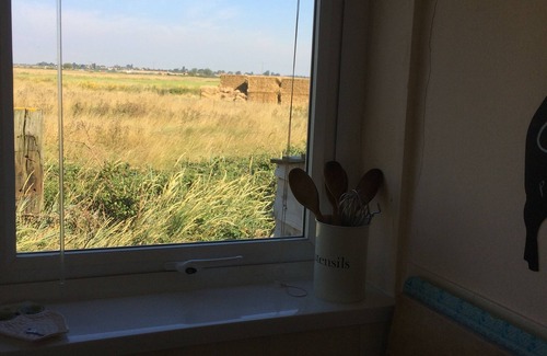 Clacton-on-Sea Chalet De Esquí | Junto al mar y rodeado de campos, ideal para aquellos que quieren escapar de la realidad.