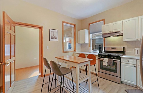 Irving Park Casa | Cozy & Comfy 5BR Building by O'Hare & Downtown