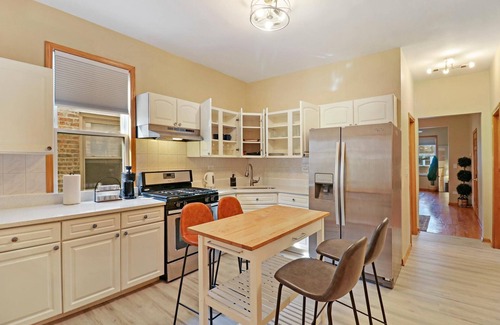 Irving Park Casa | Cozy & Comfy 5BR Building by O'Hare & Downtown