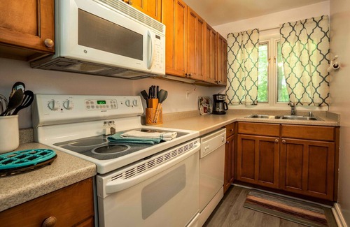 Lake Geneva Condominio | Cozy Condo at Interlaken! Stay & Play on Lake Como