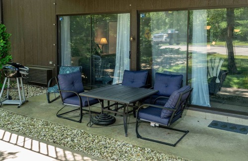 Lake Geneva Condominio | Cozy Condo at Interlaken! Stay & Play on Lake Como