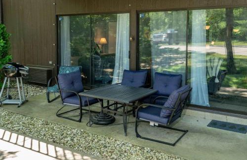 Lake Geneva Casa | Cozy Condo at Interlaken Stay & Play on Lake Como