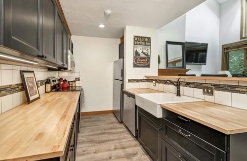 Gilford Condominio | Cozy Condo at Lake Winnipesaukee- Available all seasons!