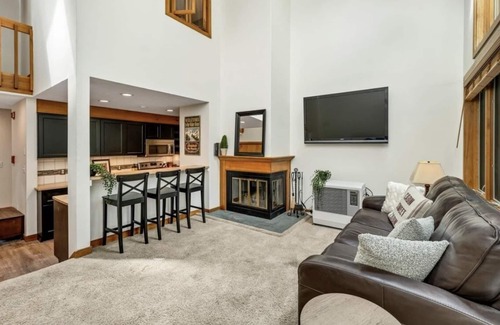 Gilford Condominio | Cozy Condo at Lake Winnipesaukee- Available all seasons!