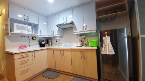 Silang Junction South Apartamento | Cozy Condo at Pine Suites Tagaytay with WIFI Netflix & Pool