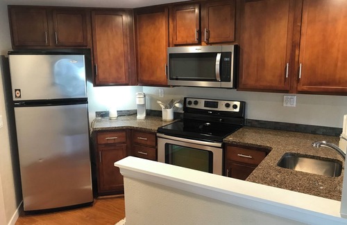 Five Points Condominio | Cozy condo close to hospitals, walking distance to many restaurants.