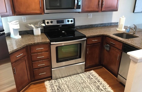 Five Points Condominio | Cozy condo close to hospitals, walking distance to many restaurants.