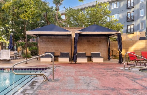 Five Points Condominio | Cozy condo close to hospitals, walking distance to many restaurants.