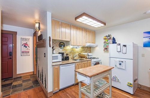 Truckee Apartamento | Hermoso condominio en un tranquilo entorno de bosque, mascotas, paseo rápido a la aldea