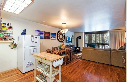 Truckee Apartamento | Hermoso condominio en un tranquilo entorno de bosque, mascotas, paseo rápido a la aldea