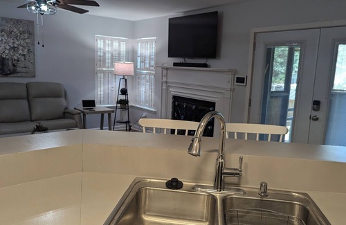 Opelika Condominio | Cozy condo in delightful Opelika with high speed internet.