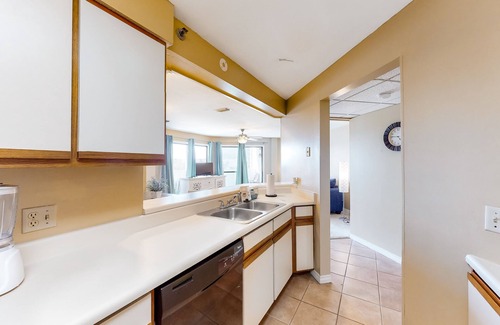 Gulf Lagoon Beach Condominio | Cozy condo in paradise with pool, sauna & private dock - snowbird-friendly