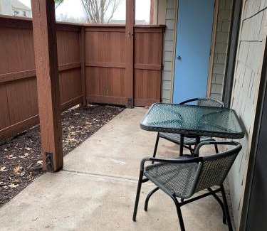 Shawnee Apartamento | Cozy condo in the perfect location with no stairs!