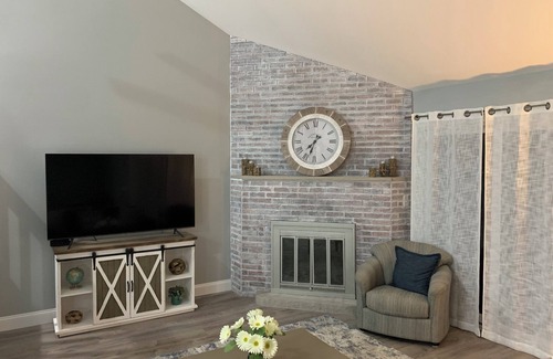 Bristol Condominio | Cozy condo just a minute walk from a beautiful private beach at Newfound Lake