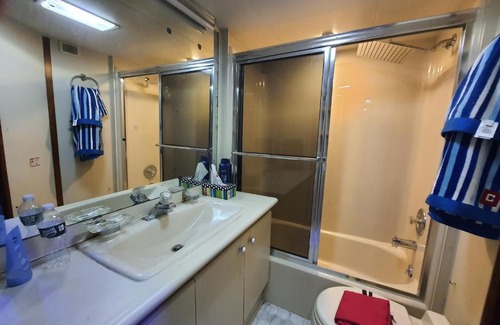 Gerritsen Beach Alquiler De Eote | COZY CONDO OCEAN 3xDECK YACHT