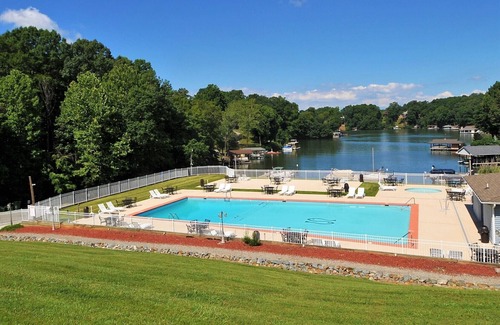 North Shore Condominio | Cozy condo on Smith Mountain Lake