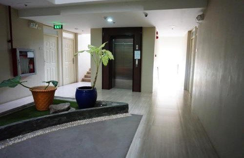 Mactan Export Processing Zone Apartamento | Cozy condo unit 5mins from Mactan Cebu Int'l Airport with Netflix