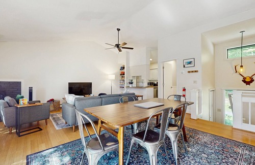 Quechee Condominio | Cozy condo w/balcony, river view, electric woodstove, w/d, wifi, kitchen, a/c
