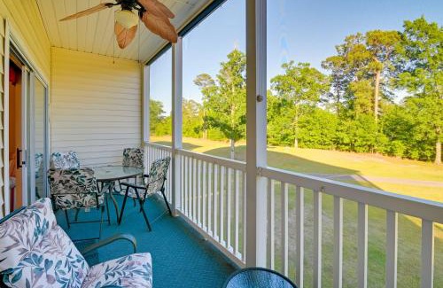 Carolina Forest Apartamento | Cozy Condo with Golf Course View 4 Mi to Shore!