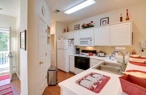 Carolina Forest Apartamento | Cozy Condo with Golf Course View 4 Mi to Shore!