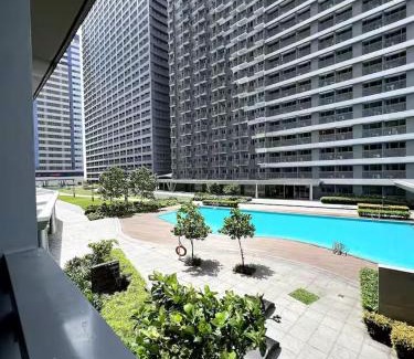 Highway Hills Apartamento | Cozy Condo with pool view and FREE parking!