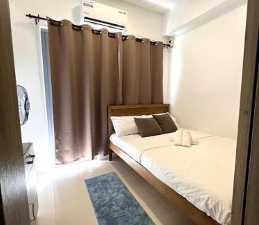 Highway Hills Apartamento | Cozy Condo with pool view and FREE parking!
