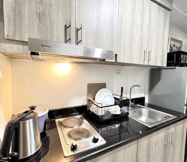 Highway Hills Apartamento | Cozy Condo with pool view and FREE parking!